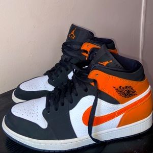 LIKE NEW jordan 1s !!